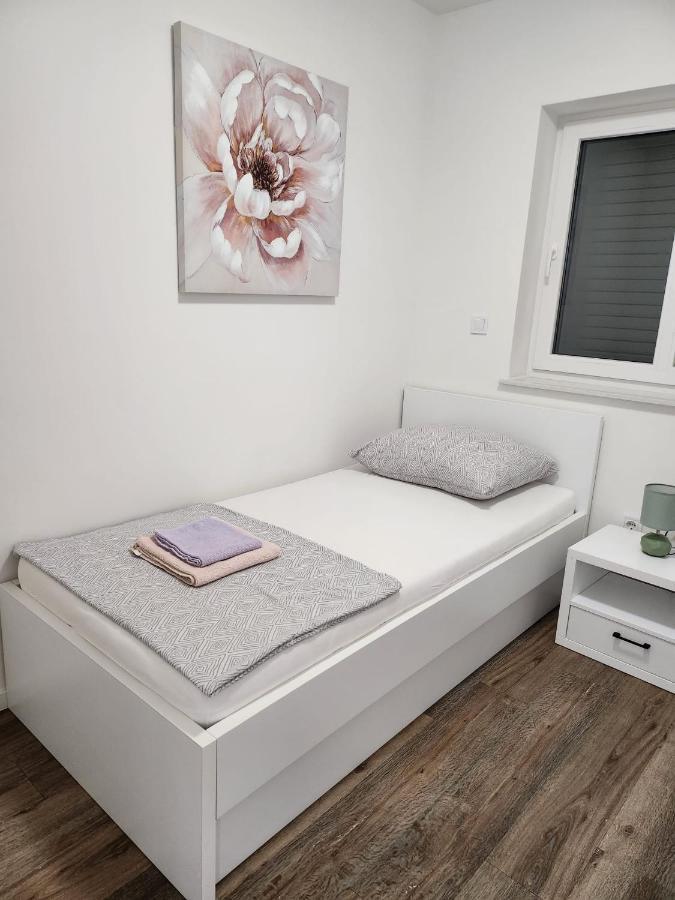 Apartmani M&L I M&J Malinska Exterior foto